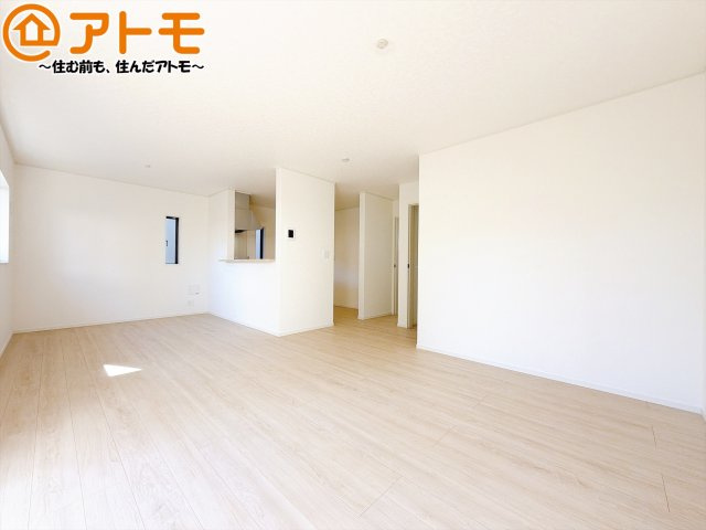 【居間・リビング】 | 藤枝市藤岡第10　新築戸建　2号棟 | 家族団らんのイメージは、リビングを思い浮かべませんか？リビングこそ広々としたお部屋が良いですね♪