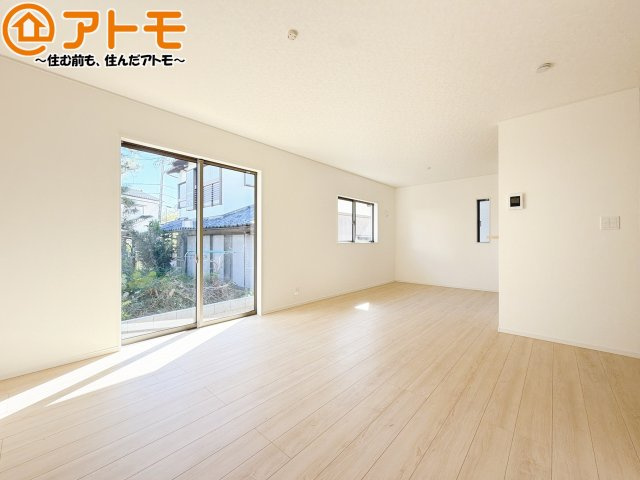 【居間・リビング】 | 藤枝市藤岡第10　新築戸建　2号棟 | 日当たりのよいリビングは、一年を通してぽかぽかとしています。家族が自然と集まる空間になりそうですね♪