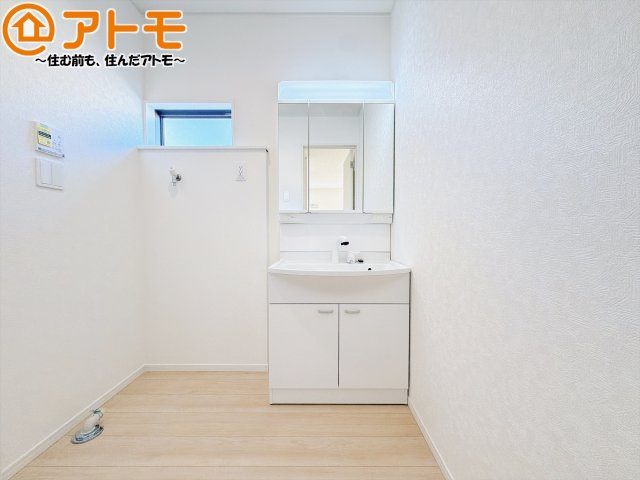 【独立洗面台】 | 藤枝市藤岡第10　新築戸建　2号棟 | 三面鏡の中は収納になっているため、スッキリとした洗面台を保つことができます♪