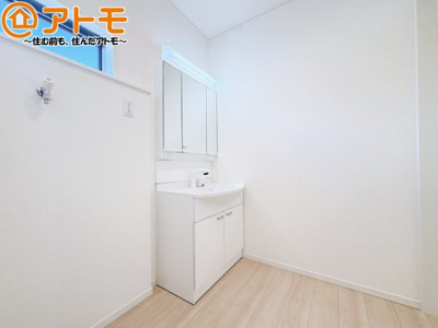 【独立洗面台】 | 藤枝市藤岡第10　新築戸建　2号棟 | シャワータイプの洗面台は、洗濯物の土汚れなどの予洗いもしやすいため、お子様のいるご家庭でも大活躍！