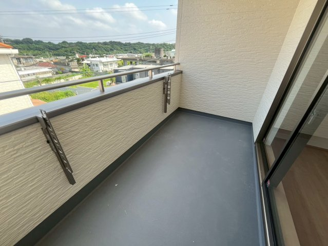 八重瀬町安里新築戸建て A号棟〈全３棟〉のバルコニー