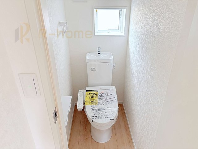 古河市五部第1　新築戸建て　2号棟のトイレ|温水洗浄便座付きのトイレ。
トイレが２ヵ所設置で朝の忙しい時間でも安心です。