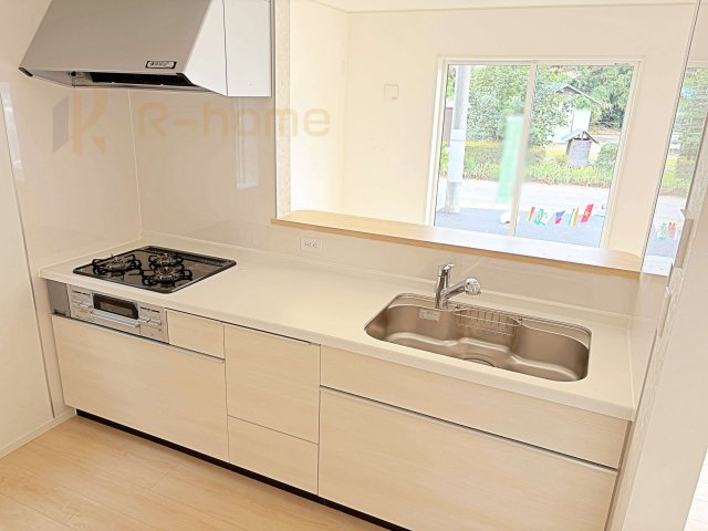 古河市五部第1　新築戸建て　2号棟のキッチン|料理をしながら家族とコミュニケーションが取れる対面式システムキッチン。