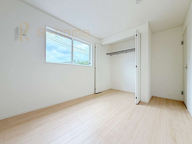 古河市五部第1　新築戸建て　2号棟の洋室|どんな部屋家具も合わせやすいシンプルな洋室！
たっぷりの日差しと心地よい風が舞い込む住まい♪