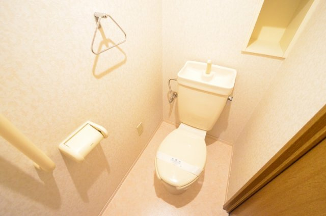 掃除のしやすいシンプルなトイレです☆