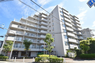 【外観】 | 青空によく映える建物です。手入れの行き届いた外壁やマンション正面エントランスなど、綺麗な姿をぜひ一度、現地にてご覧ください。～即日のご見学可能～　お問合せはお気軽にどうぞ。