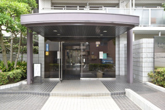 【エントランス】 | オートロックを備えた、マンションのエントランス。やはりセキュリティの観点は欠かすことができません。皆様を“安全”に送り出し、出迎えてくれます。～即日のご見学可能～　お問合せはお気軽にどうぞ。