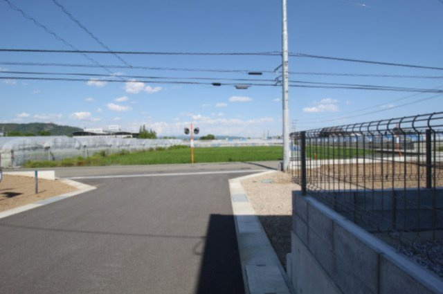 香南市野市町西野　新築戸建　の前面道路含む現地写真|北　幅6.0ｍ　公道　接面7.1ｍ／東　幅6.2ｍ　公道　接道17.7ｍ／南　幅6.0ｍ　公道　接面9.1ｍ