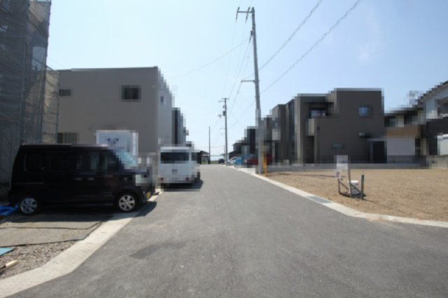 香南市野市町西野　新築戸建　の前面道路含む現地写真|北　幅6.0ｍ　公道　接面7.1ｍ／東　幅6.2ｍ　公道　接道17.7ｍ／南　幅6.0ｍ　公道　接面9.1ｍ