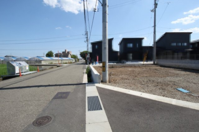 香南市野市町西野　新築戸建　の前面道路含む現地写真|北　幅6.0ｍ　公道　接面7.1ｍ／東　幅6.2ｍ　公道　接道17.7ｍ／南　幅6.0ｍ　公道　接面9.1ｍ