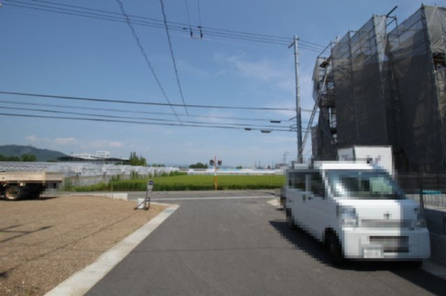 香南市野市町西野　新築戸建　の前面道路含む現地写真|北　幅6.0ｍ　公道　接面7.1ｍ／東　幅6.2ｍ　公道　接道17.7ｍ／南　幅6.0ｍ　公道　接面9.1ｍ