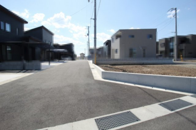 香南市野市町西野　新築戸建　の前面道路含む現地写真|北　幅6.0ｍ　公道　接面7.1ｍ／東　幅6.2ｍ　公道　接道17.7ｍ／南　幅6.0ｍ　公道　接面9.1ｍ
