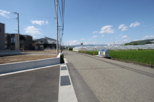 香南市野市町西野　新築戸建　の前面道路含む現地写真|北　幅6.0ｍ　公道　接面7.1ｍ／東　幅6.2ｍ　公道　接道17.7ｍ／南　幅6.0ｍ　公道　接面9.1ｍ