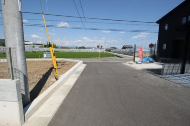 香南市野市町西野　新築戸建　の前面道路含む現地写真|北　幅6.0ｍ　公道　接面7.1ｍ／東　幅6.2ｍ　公道　接道17.7ｍ／南　幅6.0ｍ　公道　接面9.1ｍ