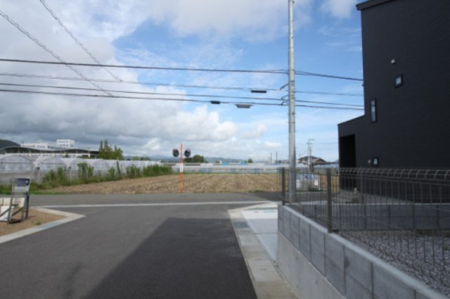 香南市野市町西野　新築戸建　の前面道路含む現地写真|北　幅6.0ｍ　公道　接面7.1ｍ／東　幅6.2ｍ　公道　接道17.7ｍ／南　幅6.0ｍ　公道　接面9.1ｍ