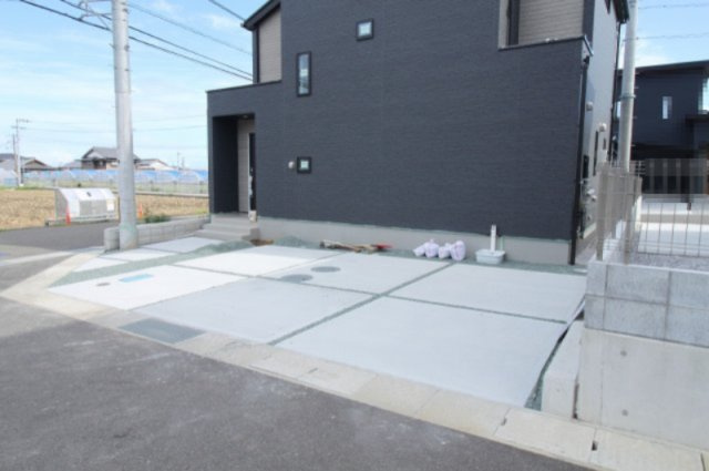 香南市野市町西野　新築戸建　の駐車場|駐車場2台可！