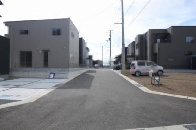 香南市野市町西野　新築戸建　の前面道路含む現地写真|北　幅6.0ｍ　公道　接面7.1ｍ／東　幅6.2ｍ　公道　接道17.7ｍ／南　幅6.0ｍ　公道　接面9.1ｍ
