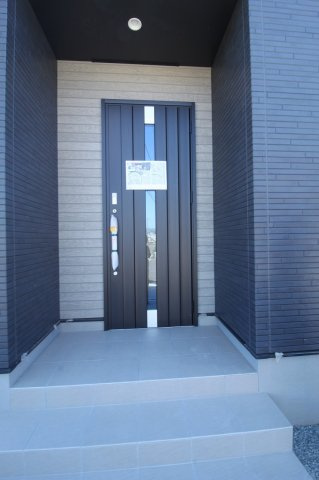 香南市野市町西野　新築戸建　の玄関