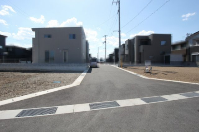 香南市野市町西野　新築戸建　の前面道路含む現地写真|北　幅6.0ｍ　公道　接面7.1ｍ／東　幅6.2ｍ　公道　接道17.7ｍ／南　幅6.0ｍ　公道　接面9.1ｍ