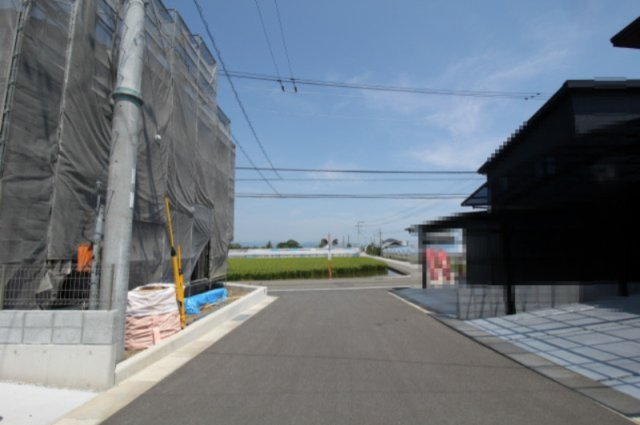 香南市野市町西野　新築戸建　の前面道路含む現地写真|北　幅6.0ｍ　公道　接面7.1ｍ／東　幅6.2ｍ　公道　接道17.7ｍ／南　幅6.0ｍ　公道　接面9.1ｍ