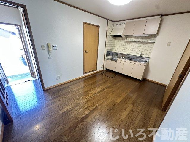 阿南市見能林町貞成のアパートの居間・リビング