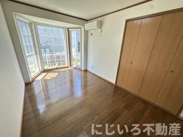 阿南市見能林町貞成のアパートの居間・リビング