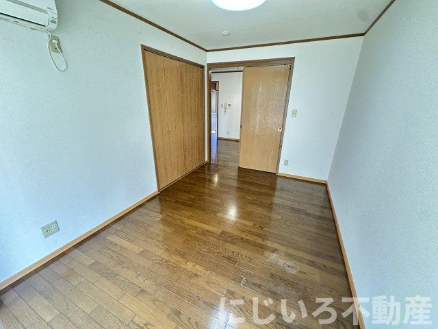阿南市見能林町貞成のアパートの居間・リビング