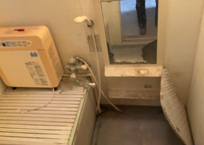【浴室】 | 入浴時の快適さも大事なことですが、綺麗な状態を維持できなければ気持ちよく入浴できません。毎日の掃除が楽という点は大事なポイントになります！カビが生えにくく掃除がしやすい、壁や浴槽を選ぶといいでしょう。