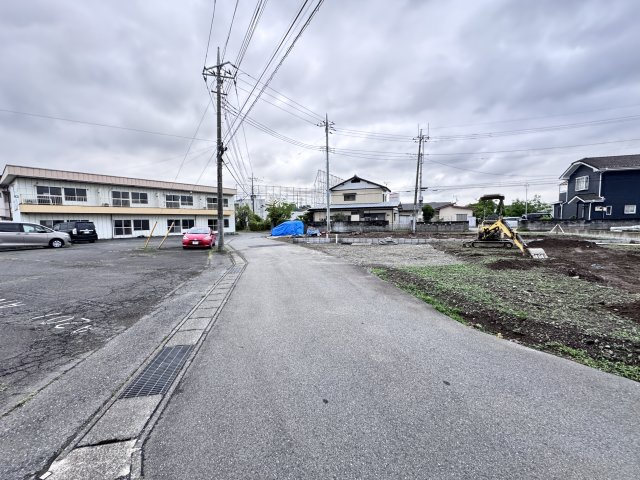 新築　渋川市金井全２棟　GRAFARE　1号棟の前面道路含む現地写真|現地写真　北側接道幅員約4.1ｍ	