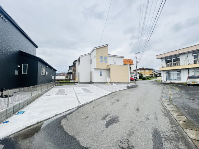 新築　渋川市金井全２棟　GRAFARE　1号棟の前面道路含む現地写真|現地写真　北側接道幅員約4.1ｍ	