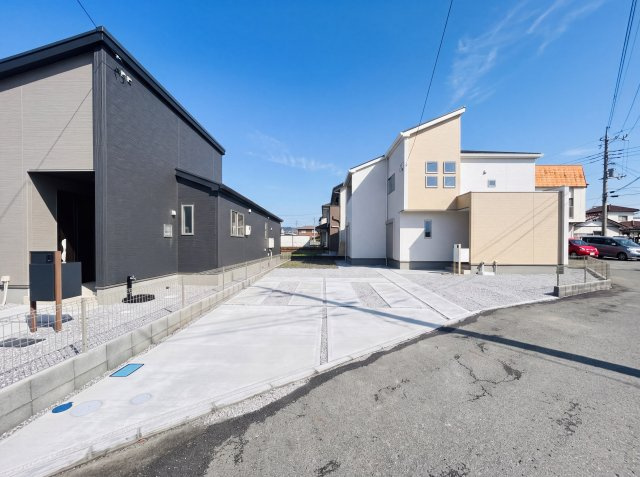新築　渋川市金井全２棟　GRAFARE　1号棟の駐車場|現地写真　駐車スペースは並列3台分可能です！					

