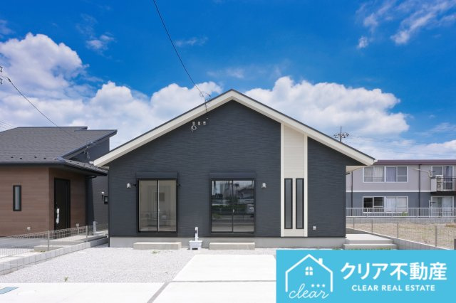 【居間・リビング】 | 桐生市相生町1丁目　ブルーミングガーデン | 日当たりがよく広いリビングは家族が自然と集まる居心地の良い空間です♪