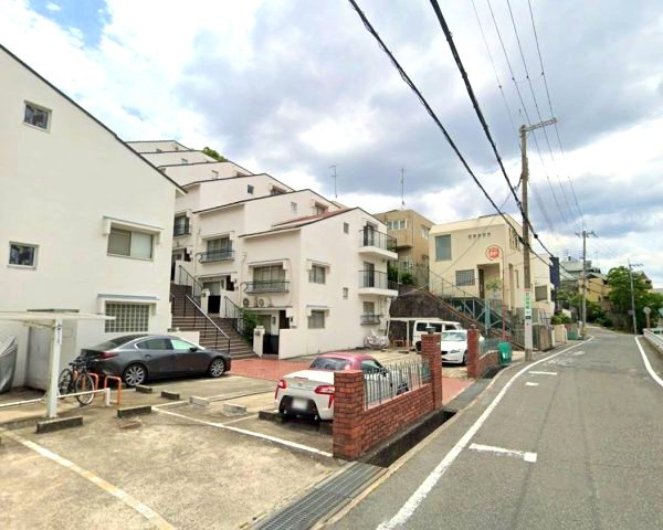 ガーデンハイツ高倉台の外観|低層の一戸建てを中心とした街並みが整然と続き、周辺は高い建物が建っていないので、採光や開放性に恵まれ、空が広く緑の多い閑静な趣を感じる環境です。
