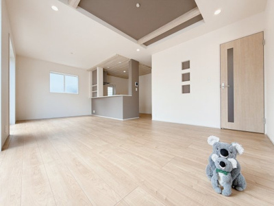 【居間・リビング】 | 前橋市後家町　新築住宅 | リビングにはかわいらしいニッチがあり、家族の写真を飾ったり、お気に入りのインテリアを飾ったりできます。