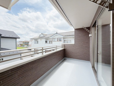 【バルコニー】 | 前橋市後家町　新築住宅 | お日さまがほほえむバルコニー。気持ち良い風と青く広がる空。思わず深呼吸したくなる。