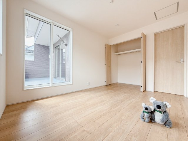 【洋室】 | 前橋市後家町　新築住宅 | 窓からそそがれる暖かみのある明るい空間。広々としたプライベート空間で自分の時間を楽しめます。フローリング仕様で普段のお掃除も楽々です。