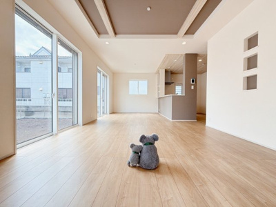 【居間・リビング】 | 前橋市後家町　新築住宅 | 上質な素材感と明るい空間が調和するリビング・ダイニング。家族やゲストをもてなす、ワンランク上のくつろぎをお届けします。