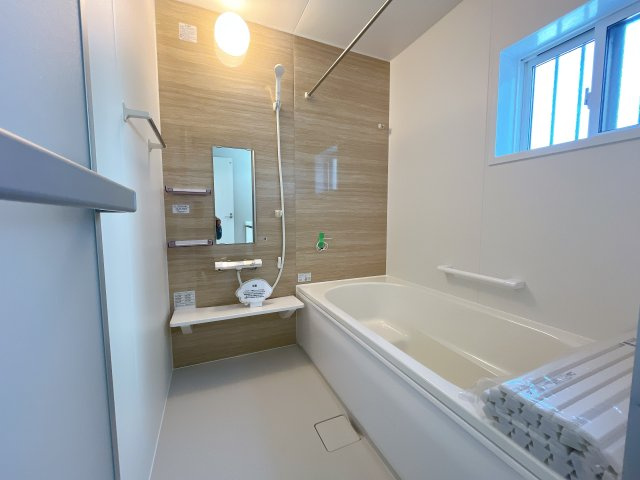 熊谷市妻沼　新築一戸建て　の浴室|1坪タイプのバスルーム。ゆったり足が伸ばせるので、毎日の疲れを癒やすバスタイムを実現。ご家族みんなでも入れますね♪浴室換気乾燥暖房機付きで浴室内干しも可能！