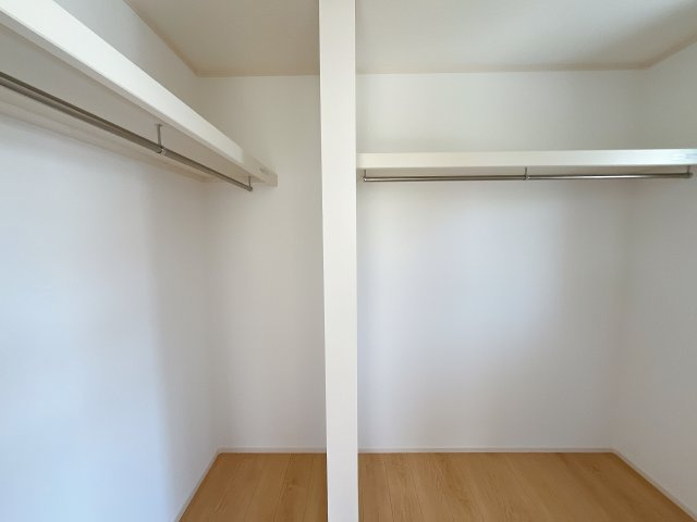 熊谷市妻沼　新築一戸建て　の収納|お洋服を大切にされる方に大変喜ばれる、ウォークインクローゼット。お洋服以外にも掃除機やスーツケースなどを一箇所に集約できるのは魅力ですね！