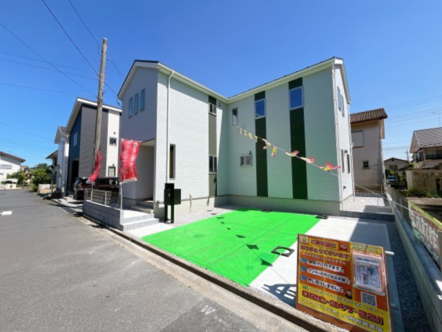 熊谷市妻沼　新築一戸建て　の前面道路含む現地写真|前面道路は閑静な住宅地をはしる車通りの少ない道路。お車の出し入れが苦手なママや小さなお子様にも安心ですね。しっかり舗装もされているので、ベビーカーや自転車で通っても快適に通行できます。