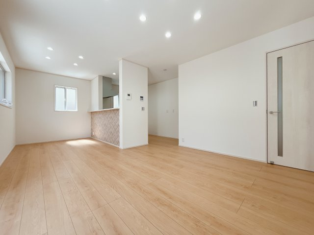 熊谷市妻沼　新築一戸建て　の居間・リビング|広々リビング×対面キッチンで家族の会話も弾みます♪家族団らんの秘訣は間取りにあり★夢のマイホームを一緒に叶えましょう！
