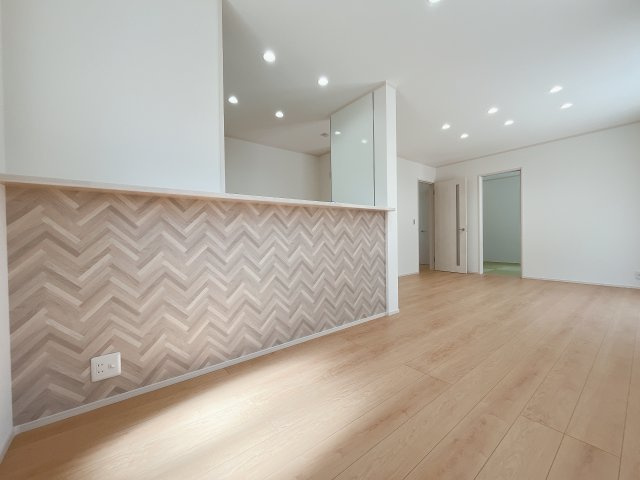 熊谷市妻沼　新築一戸建て　の居間・リビング|人気の対面式キッチンで会話も弾みます！お食事の準備をしながらでもご家族とのコミュニケーションを楽しめますね♪友人とのホームパーティーも可能です