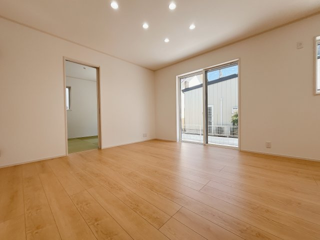 熊谷市妻沼　新築一戸建て　の居間・リビング|窓から差し込む光で家族を温かく包み込みます。明るいリビングで子育てする喜びを★いつでも見学可能です！