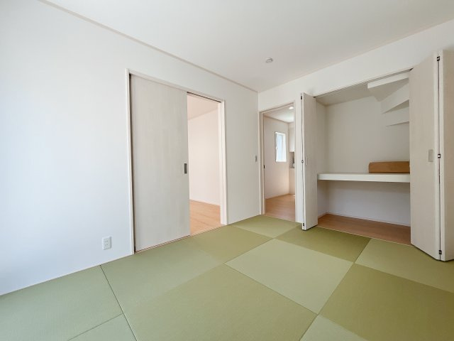 熊谷市妻沼　新築一戸建て　の和室|リビングから玄関ホールから出入りできる和室です。