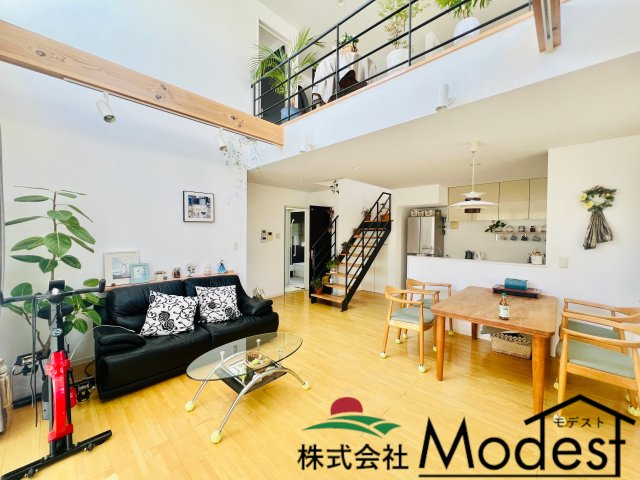 高崎市吉井町南陽台の居間・リビング|吹抜けで開放感アップの居心地の良いリビング♪