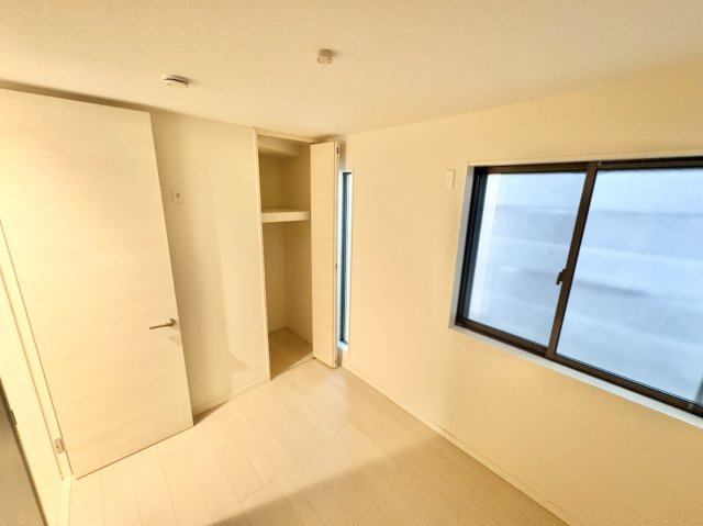 中古戸建　尼崎市大庄北3丁目の洋室|1F洋室　約4帖　クローゼット収納完備♪