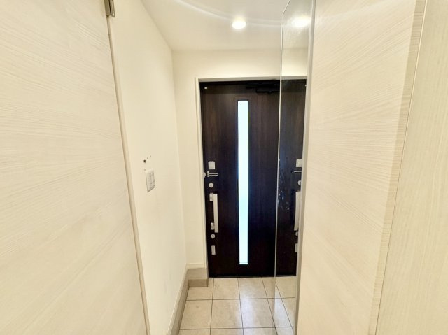 中古戸建　尼崎市大庄北3丁目の玄関|ホワイトの内装が明るい清潔感のあるエントランス♪