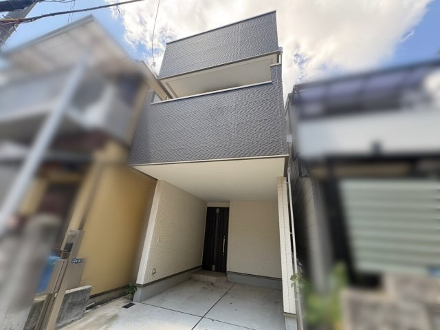 中古戸建　尼崎市大庄北3丁目の外観|JR「立花」駅 徒歩20分、2021年1月完成の築浅戸建。3階建のスタイリッシュな外観が目を惹きます。