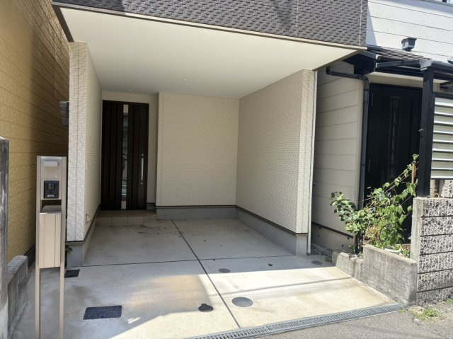 中古戸建　尼崎市大庄北3丁目の駐車場|ビルトインガレージには駐車1台可能です。不在時も安心なモニター付きインターホン付き。