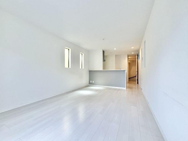 中古戸建　尼崎市大庄北3丁目の居間・リビング|対面式キッチンで家族との会話を楽しみながらお料理が出来ます。縦長リビングで家具配置も自由自在♪